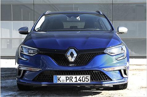 Die Frontschürze ist deutlich aggressiver als bei den nicht-GT-Modellen