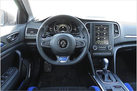 Das Sportlenkrad liegt sehr gut in der Hand