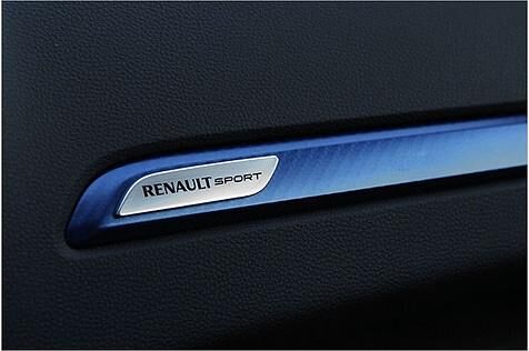 Renault-Sport-Logo auf dem Armaturenbrett