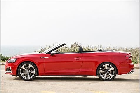 Bei offenem Verdeck wirkt der S5 lang und flach