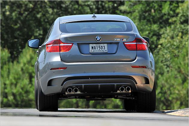 Aus den vier Endrohren des TwinPower-Achtzylinder-Turbos entweichen die von 555 PS erzeugten Abgase