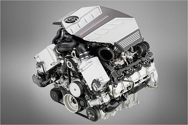 Die Maschine ist das weltweit erste Aggregat mit zylinderbank-übergreifendem Abgaskrümmer und Twin-Scroll-Turbotechnologie