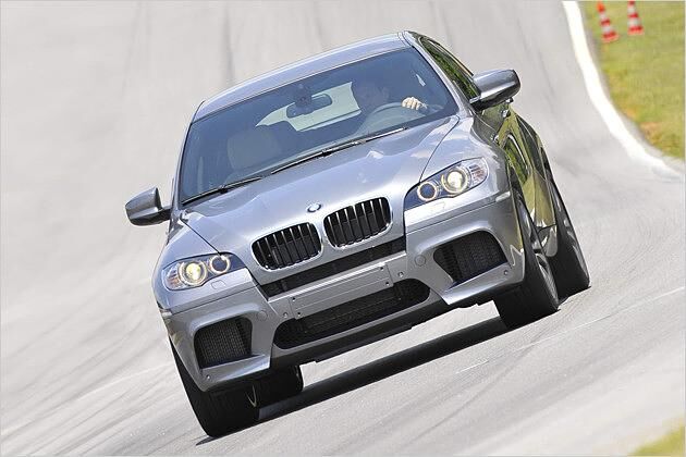 Auf der Geraden schaffen wir bis zu 230 km/h, ehe voll in die Eisen gestiegen werden muss