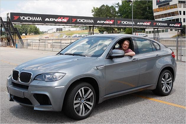 Wir können dem X6 M attestieren: Beschleunigung, Querdynamik, Lenkverhalten und Bremsen sind flachen Supersportlern ebenbürtig