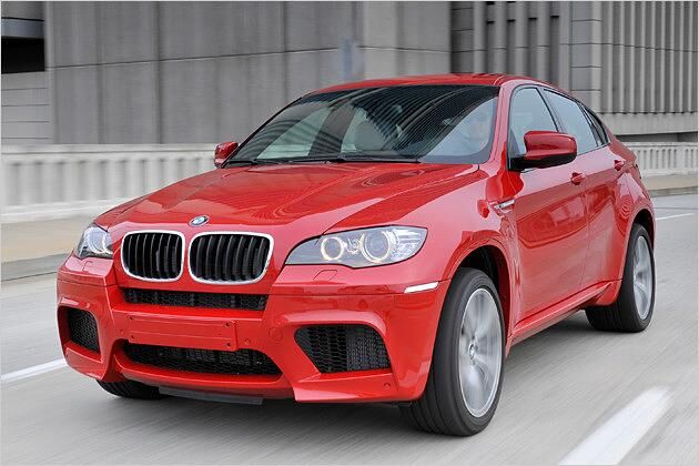 Auch in rot sehr schön: Der BMW X6 M. Nicht wundern: Im US-Staat Georgia braucht man vorne kein Nummernschild