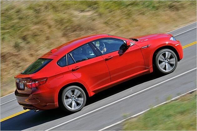 Mit diesem roten Testwagen fallen wir sogar in den USA auf, wo man auf den Straßen so manche Boliden gewohnt ist