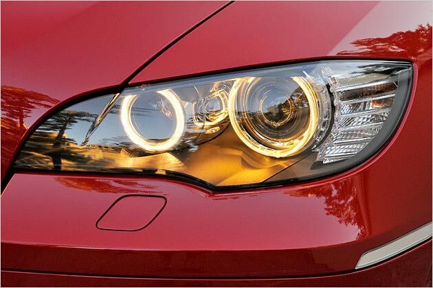 Das Tagfahrlicht mit zwei so genannten "Corona"-Ringen