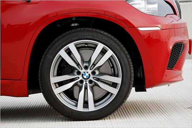 Auf den Doppelspeichenfelgen sind Runflat-Reifen aufgezogen, vorne im Format 275/40 R20, hinten 315/35 R20