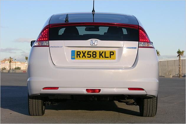 Die zweigeteilte Heckscheibe erinnert an Autos wie den Audi A2