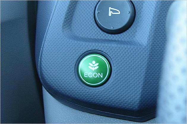 Mit dem grünen Econ-Knopf neben dem Lenkrad wird ein Ökomodus mit vier Prozent weniger Drehmoment aktiviert