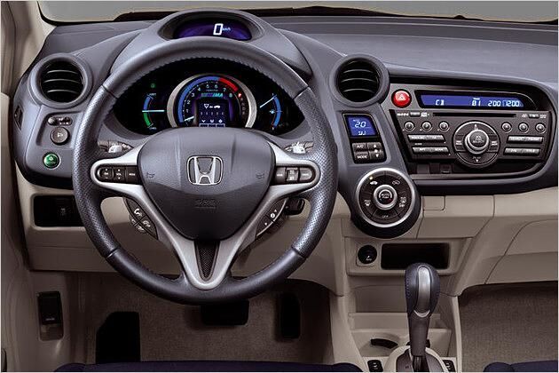 Das Cockpit mit dem oben angebrachten Digitaltacho und den bunten Anzeigen wirkt futuristisch