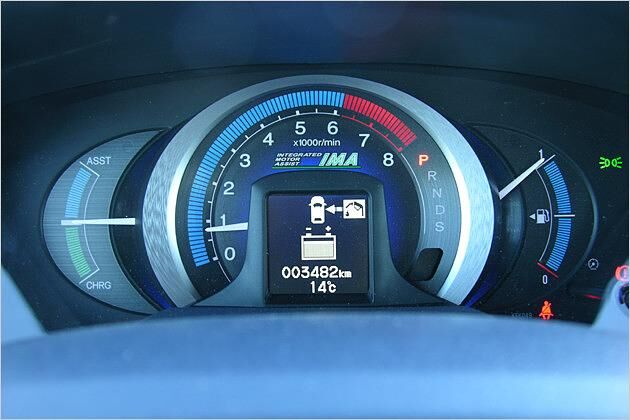 Ein Schwarzweißdisplay zeigt den Ladegrad der Batterie und den Betriebszustand an