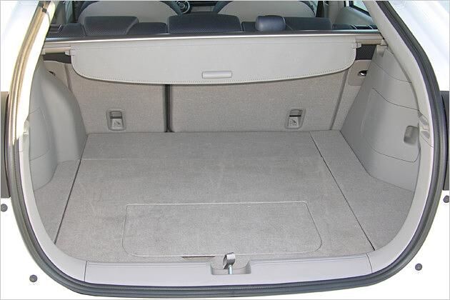 Keine Ladeschwelle: Der Kofferraum ist dank Einlegeboden sehr gut nutzbar