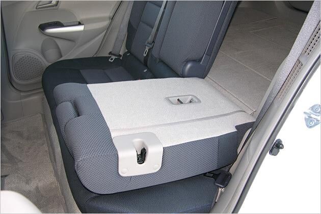 Die Lehnen werden einfach nach vorn auf die Sitzpolster geklappt