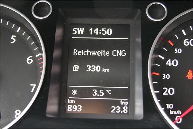 Die CNG-Reichweite wird bei Bedarf im Bordcomputer-Display angezeigt