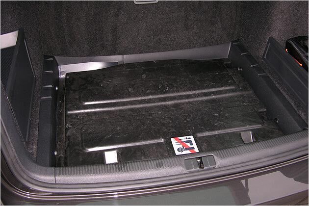 Die beiden hinteren Erdgas-Flaschen liegen in der Reserveradmulde