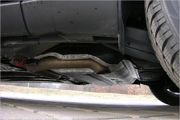 Das Endrohr mündet vor der Hinterachse - das schafft Platz unter dem Heck