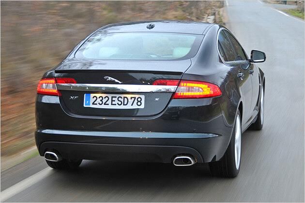 Weniger Abgase: Mit 3,0-Liter-Diesel verbraucht der XF nur noch 6,8 Liter auf 100 Kilometer