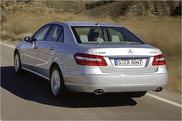 Sechszylinder-Diesel unter der Haube und Abgasreinigung mit Harnstoff: E 350 BlueTec