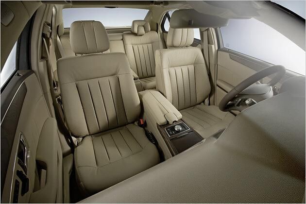 Die Sitze sind relativ weich, unterstützen den Körper aber hervorragend