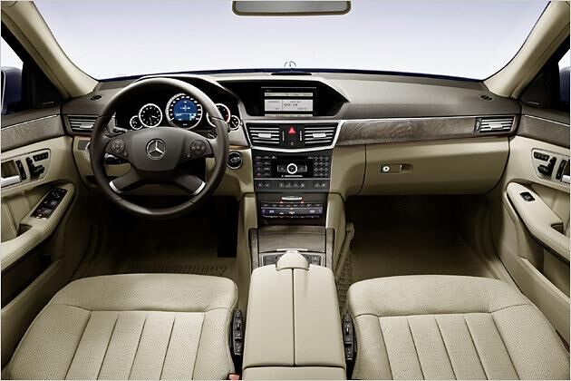 Interessanter Materialmix mit hell- und dunkelbraunen Farbtönen