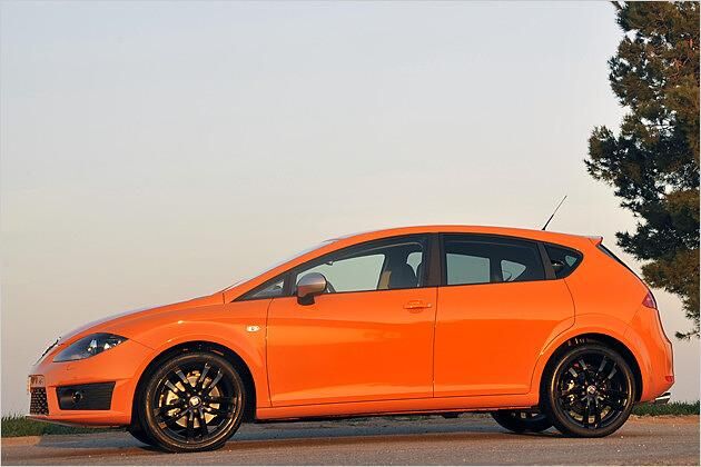 Typischer Seat-Kracher: Große Schürze, orange Lackierung und auffällige Felgen