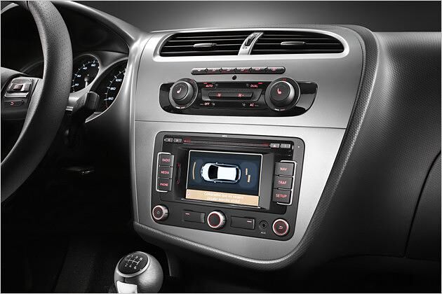 Die silberne Mittelkonsole sieht beim FR aber genauso aus wie hier - die Materialien passen nicht recht zusammen