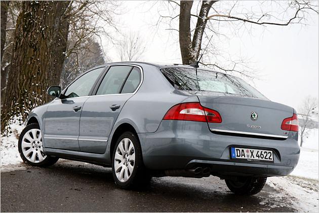 Gefällige Rückansicht: Das Heck der Limousine wirkt zeitgemäß