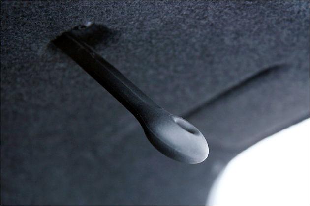 Ungewöhnlich: Die Kofferraum-Klappe wird über diesen billigen Gummi-Griff zugezogen