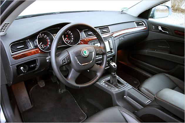 Innen ist der Superb ansehnlich, mit einem leicht edlen Touch