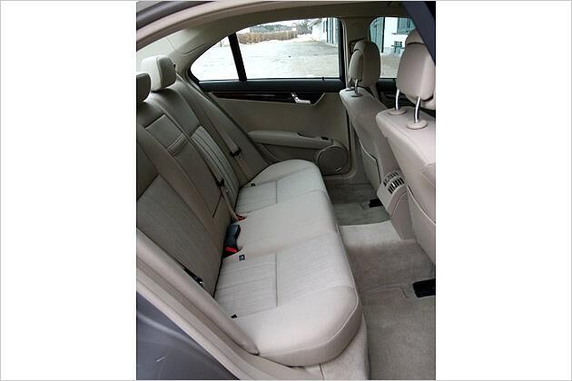 Der Platz im Fond reicht auch für Erwachsene aus