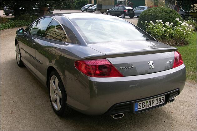 Aus dieser Perspektive sind die fließenden Formen des 407 Coupé gut sichtbar