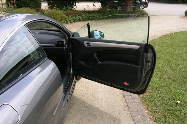 Typisch Coupé: Breite Türen mit rahmenlosen Seitenscheiben