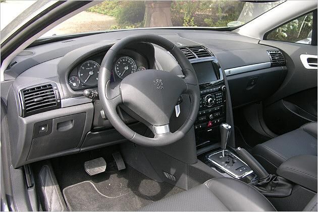 Ansprechend gestaltetes Armaturenbrett im 407 Coupé