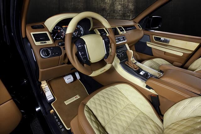 Im Innenraum kommt viel Leder und Holz zum Einsatz