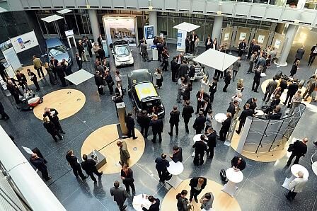 Veranstaltungen im neuen Forum in der Berliner Mitte sollen für breite Akzeptanz der neuen Technologie werben.