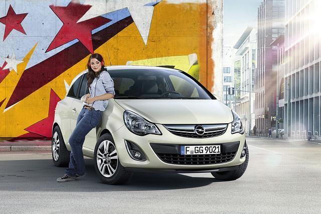 Markenbotschafterin Lena steht Pate für die neue Ausstattungslinie Satellite beim Opel Corsa