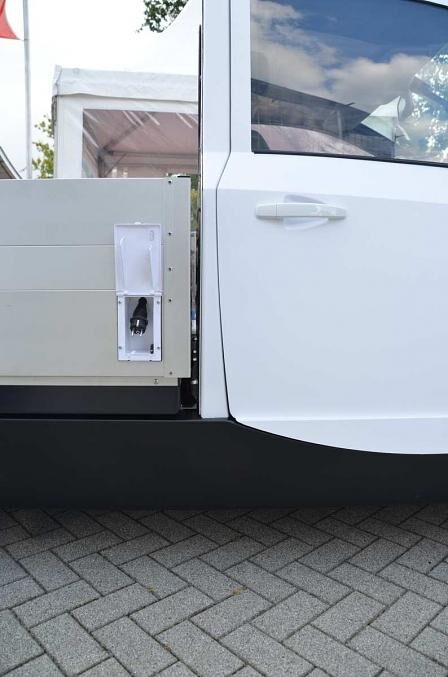 Der Stecker zieht sich von selbst wieder zurück.