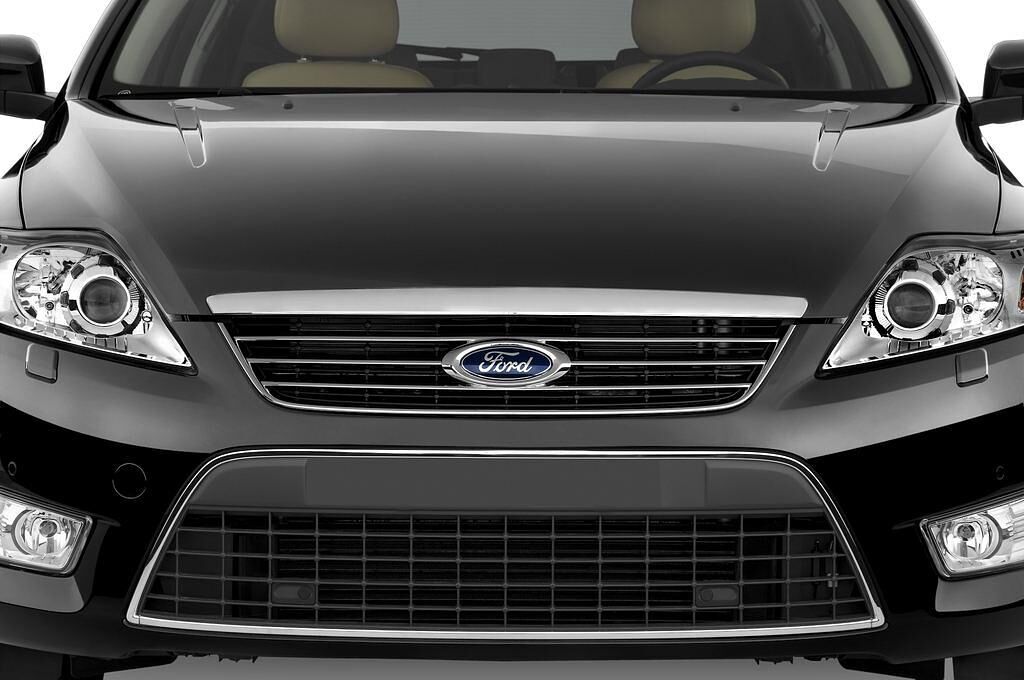 Ford Mondeo (Baujahr 2010) Ghia 5 Türen Kühlergrill und Scheinwerfer