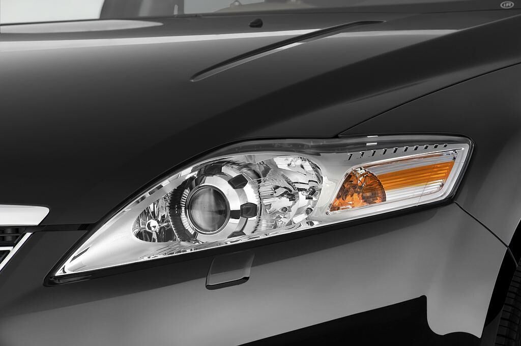 Ford Mondeo (Baujahr 2010) Ghia 5 Türen Scheinwerfer