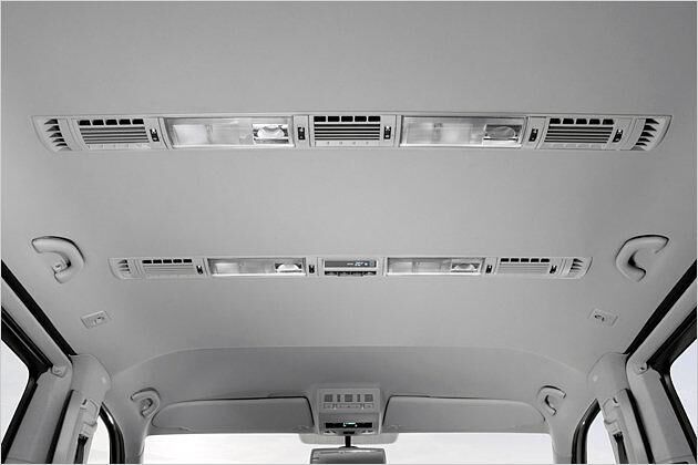 Für die bis zu sieben Fondpassagiere gibt es jeweils eigene Lüftungsdüsen im Dachhimmel