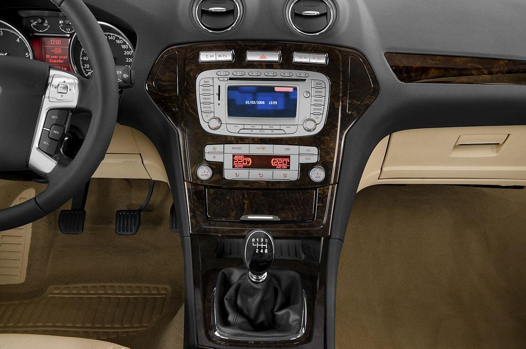 Ford Mondeo (Baujahr 2010) Ghia 5 Türen Mittelkonsole