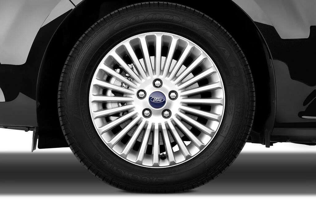 Ford Mondeo (Baujahr 2010) Ghia 5 Türen Reifen und Felge