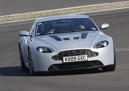 Aston Martin Vantage V12 - Streckenposten