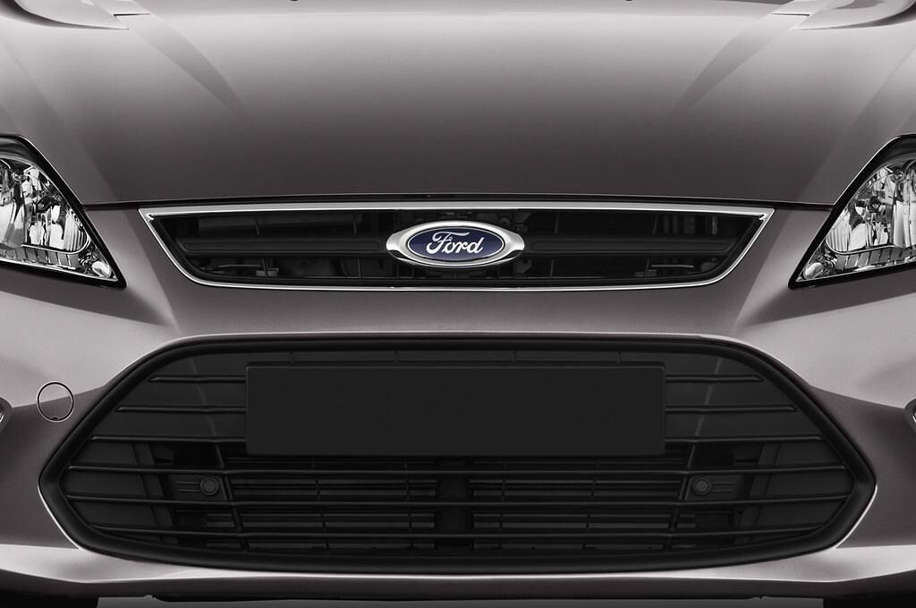 Ford Mondeo (Baujahr 2014) Trend 5 Türen Kühlergrill und Scheinwerfer