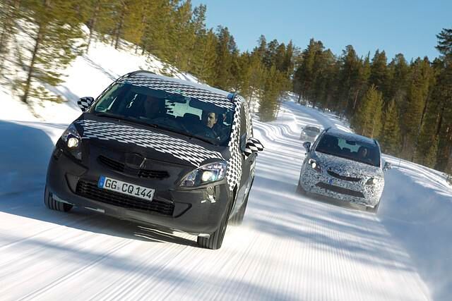 Das Gesicht ist verklebt mit einem wirren Karomuster