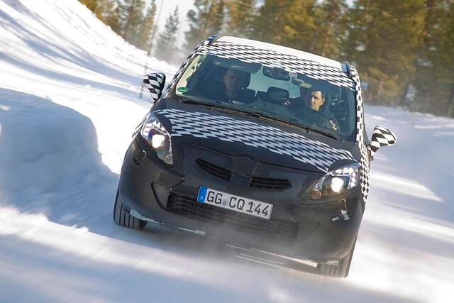 Durch die Klebefolie sieht man aber bereits die markanten Scheinwerfer des neuen Zafira