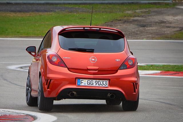 Der Corsa rennt 230 km/h