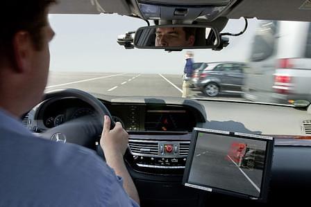 Mercedes-Benz Ausweichassistent