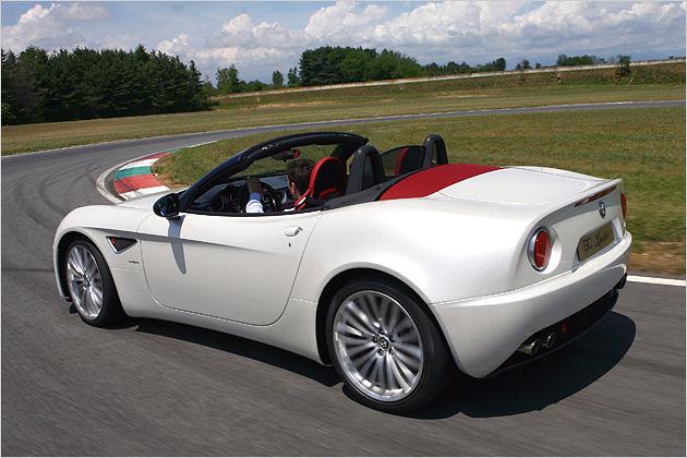 Sexy Hüftschwung: Hinter den Türen steigt die Schulterlinie an